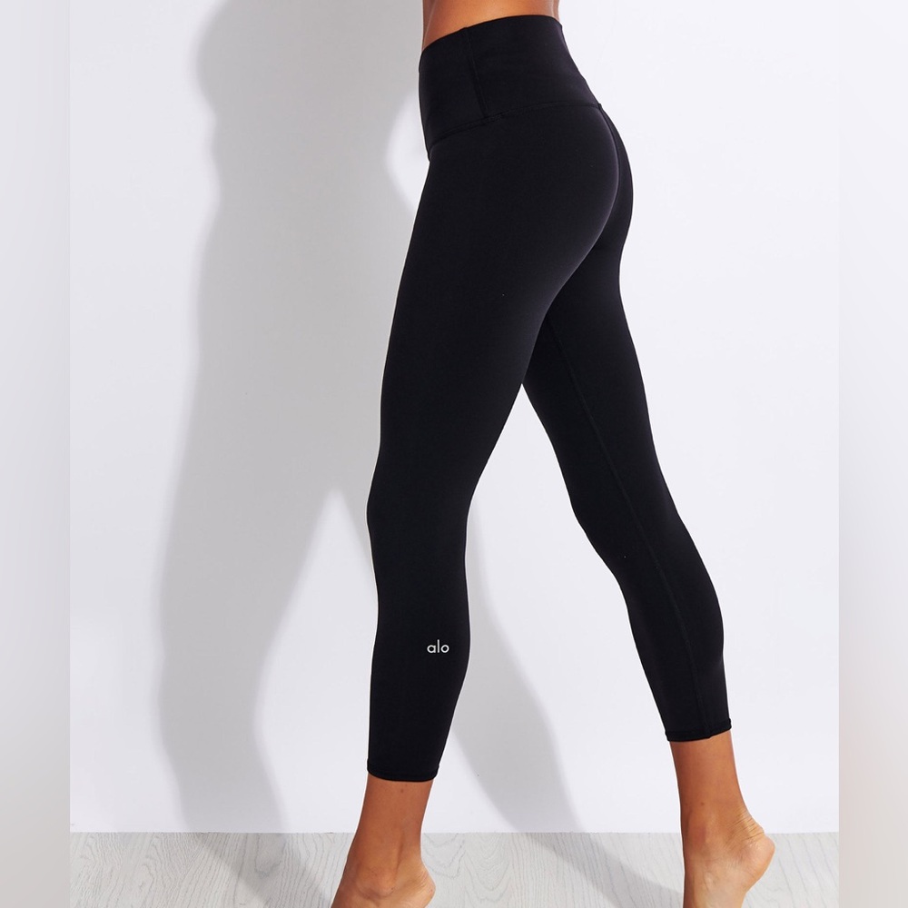 ALO Yoga Black Airbrush Capri leggings Size Small